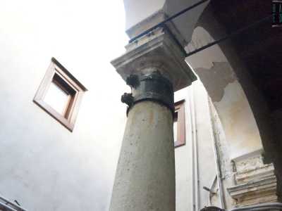 ...i capitelli sono per� parecchio danneggiati e messi in sicurezza grazie a fascioni in ferro arrugginiti